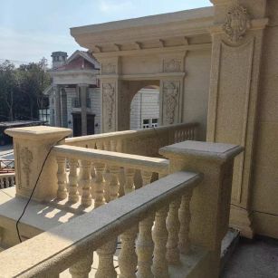 咸阳 黄金麻别墅外墙干挂雕花配合阳台栏杆花瓶柱