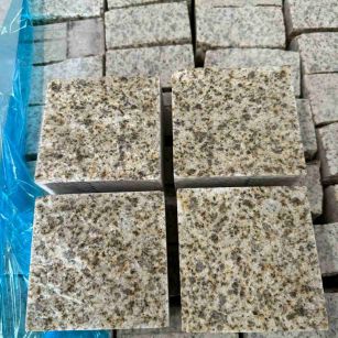 咸阳 黄金麻花岗岩自然面小方块，弹石，马蹄石等