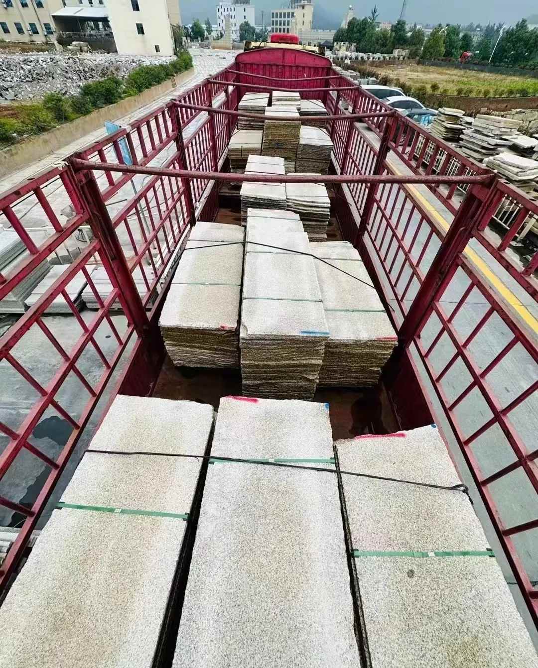 咸阳 黄金麻花岗岩荔枝面，光面毛板装车完成