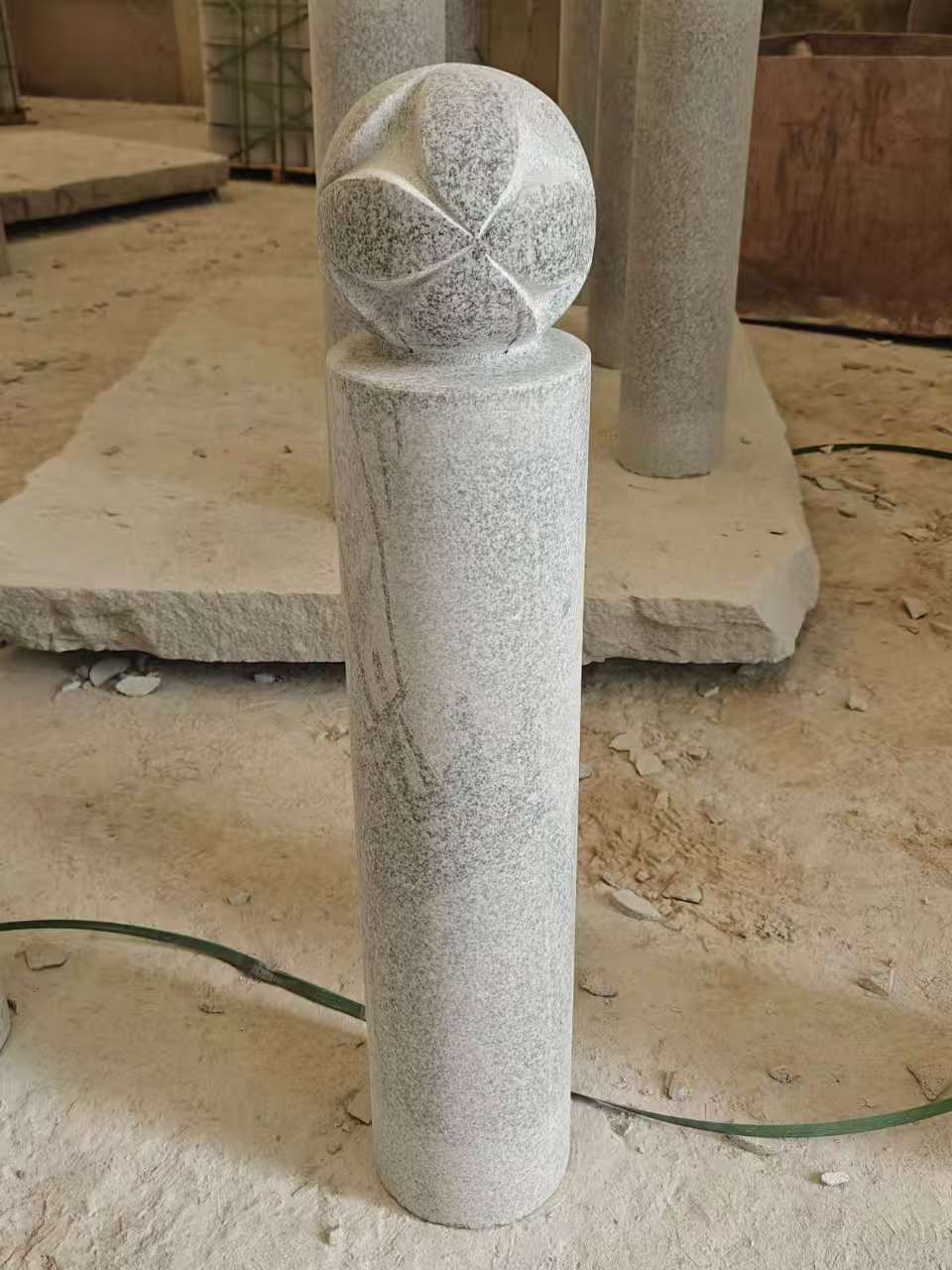 咸阳 芝麻白花岗岩石材挡车石柱、停车柱、圆柱挡车柱、方柱挡车柱等