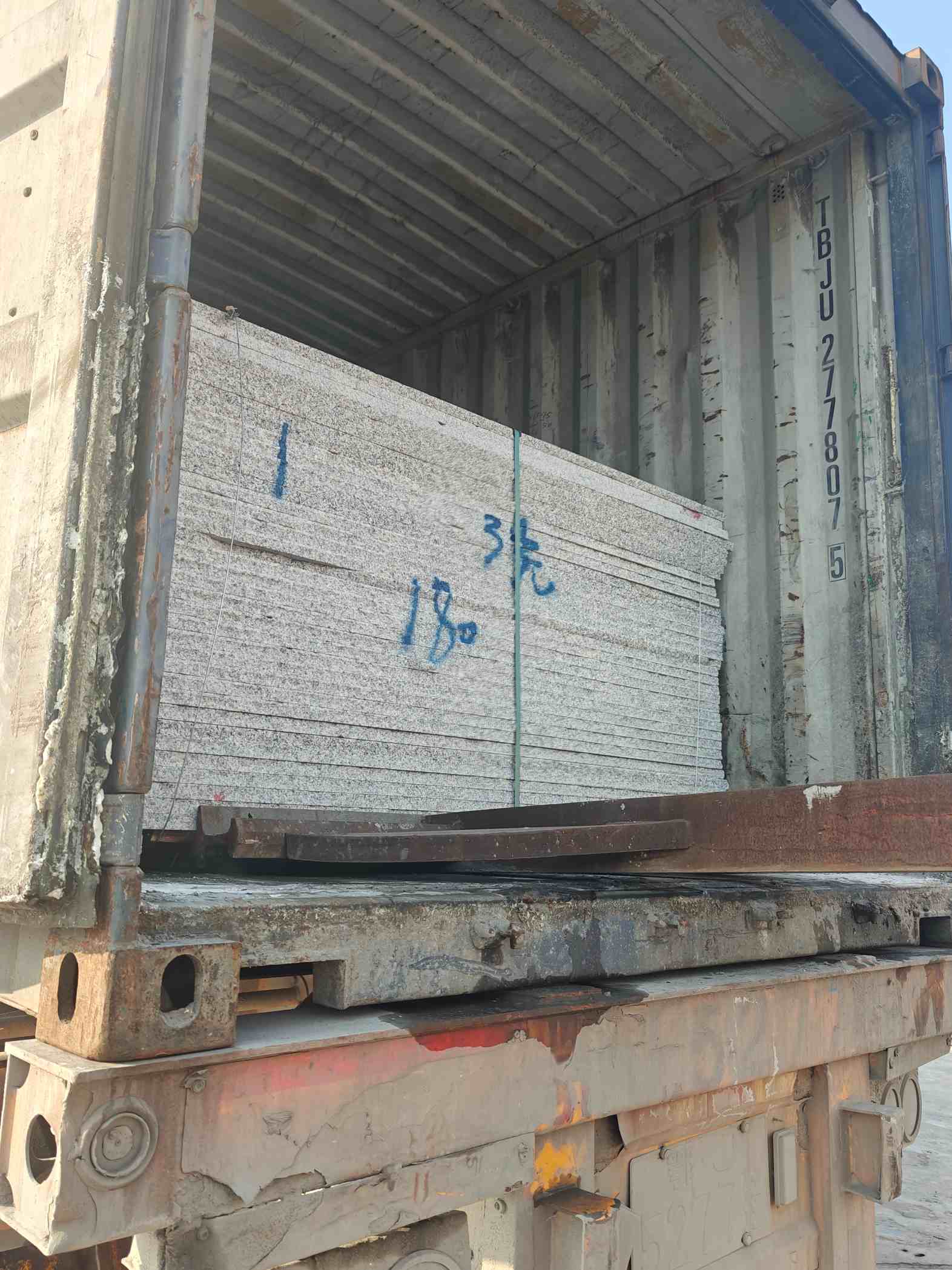 咸阳 芝麻白花岗岩石材3.0公分光面毛板装柜出货