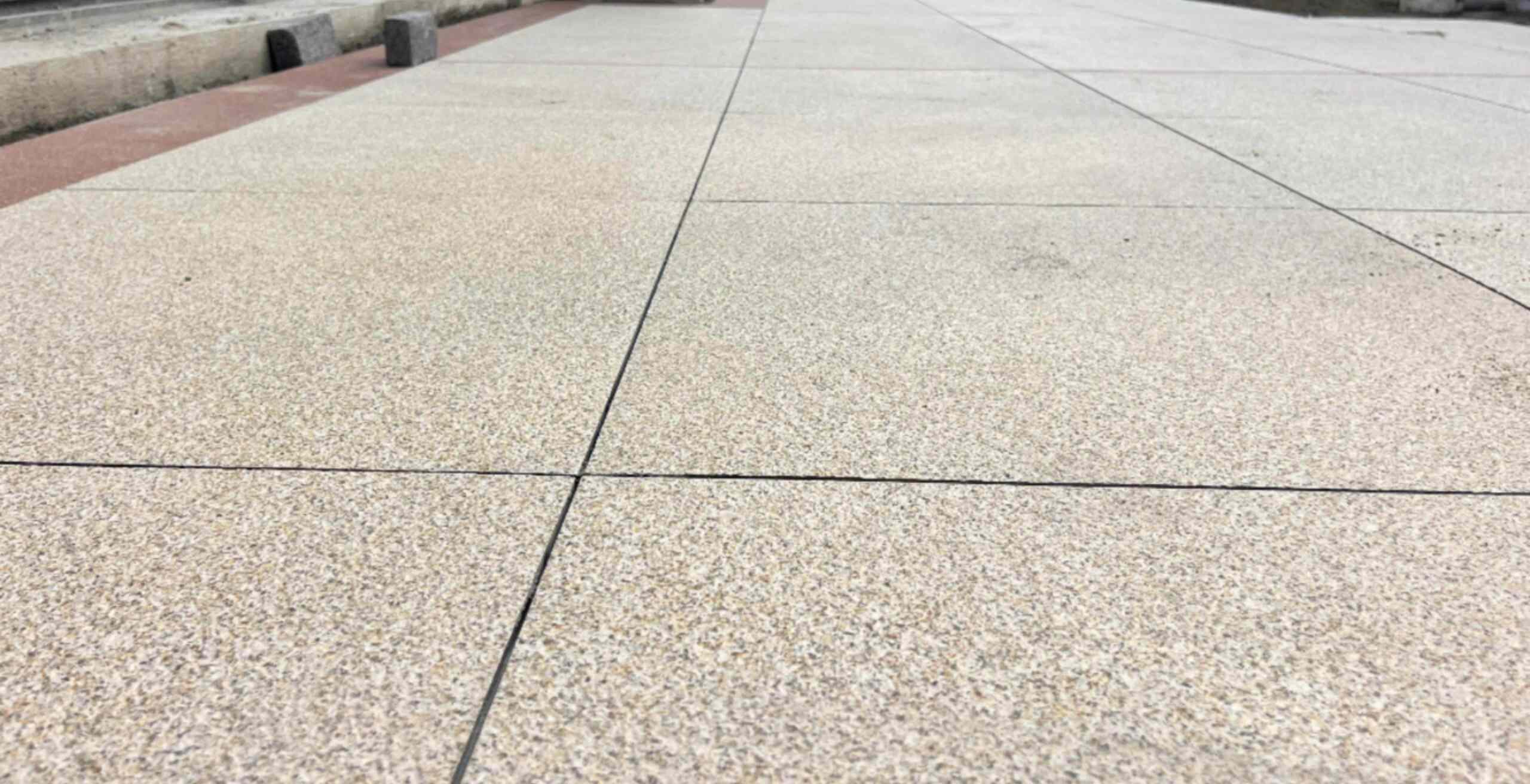 咸阳 黄金麻花岗岩石板材荔枝面地面铺装效果