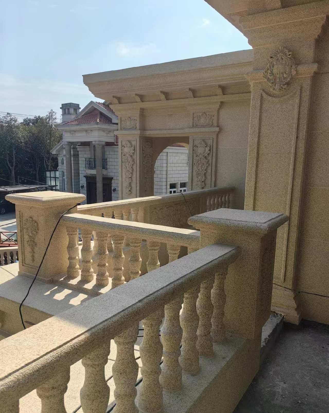 咸阳 黄金麻别墅外墙干挂雕花配合阳台栏杆花瓶柱