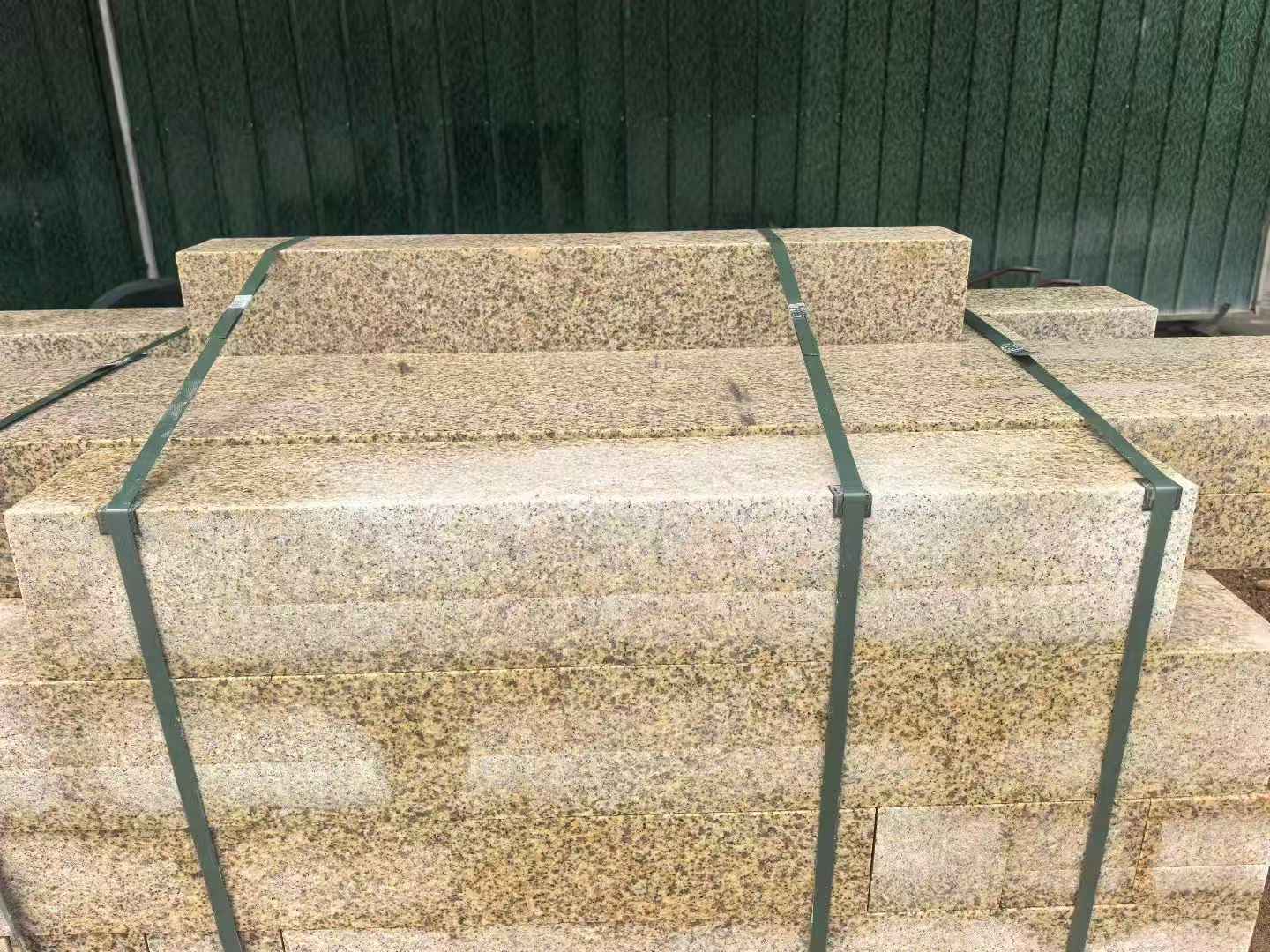 咸阳 黄金麻花岗岩石材机切面栏杆料半成品