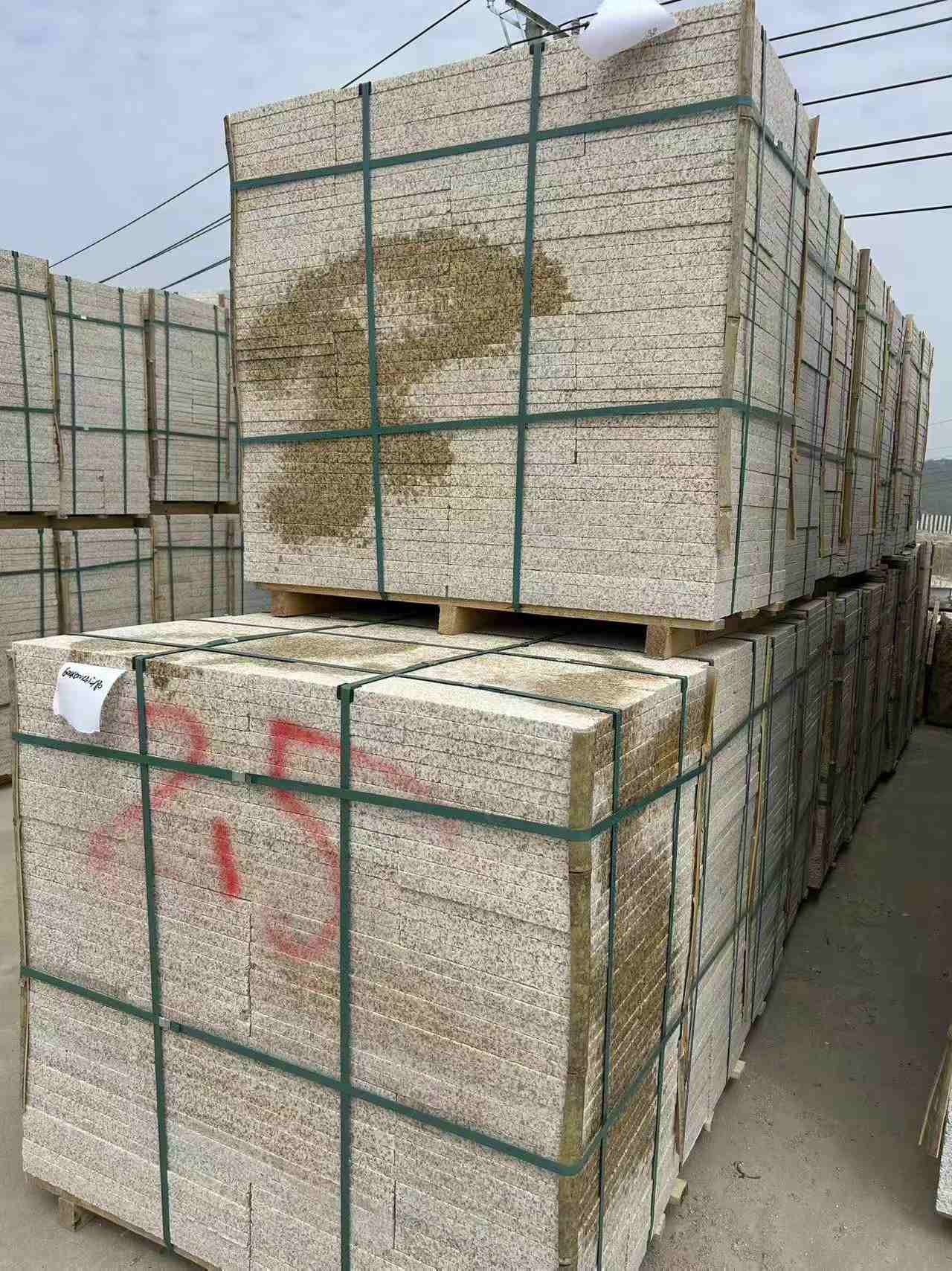 咸阳 黄金麻花岗岩石材荔枝面地铺石2.5*300*600