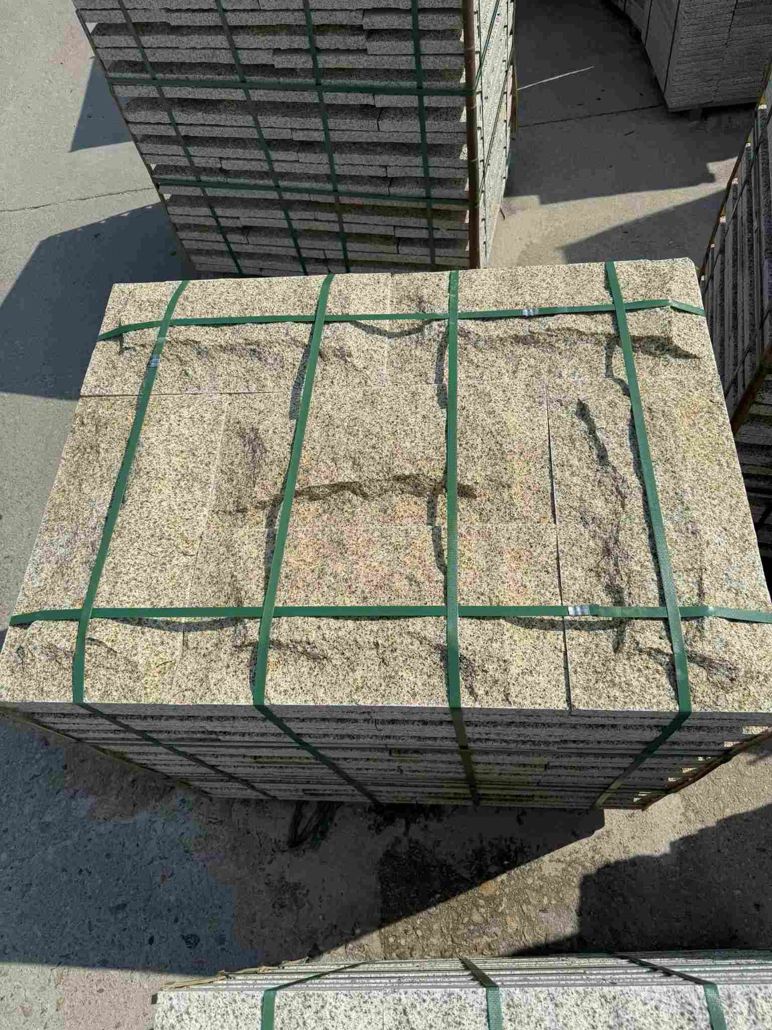 咸阳 黄金麻花岗岩石材自然面蘑菇石成品