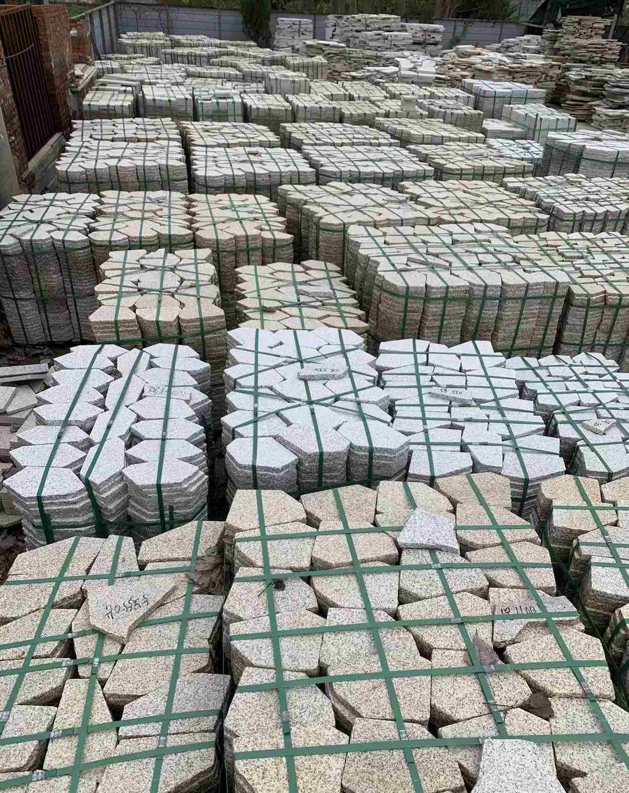 咸阳 黄金麻白麻花岗岩荔枝面地铺石(冰裂纹)