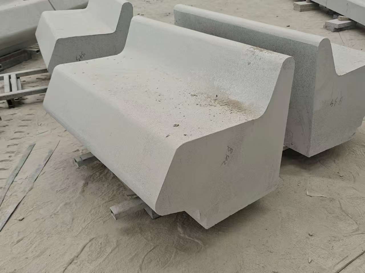 咸阳 芝麻白花岗岩异形坐凳，石凳