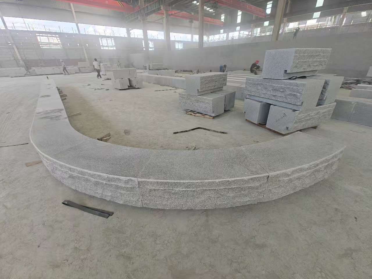 咸阳 芝麻白异形坐凳，自然面光面弧形加工