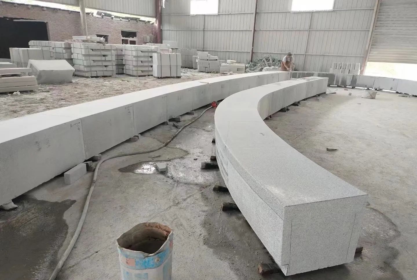 咸阳芝麻白花岗岩石板材 园林光面弧形坐凳