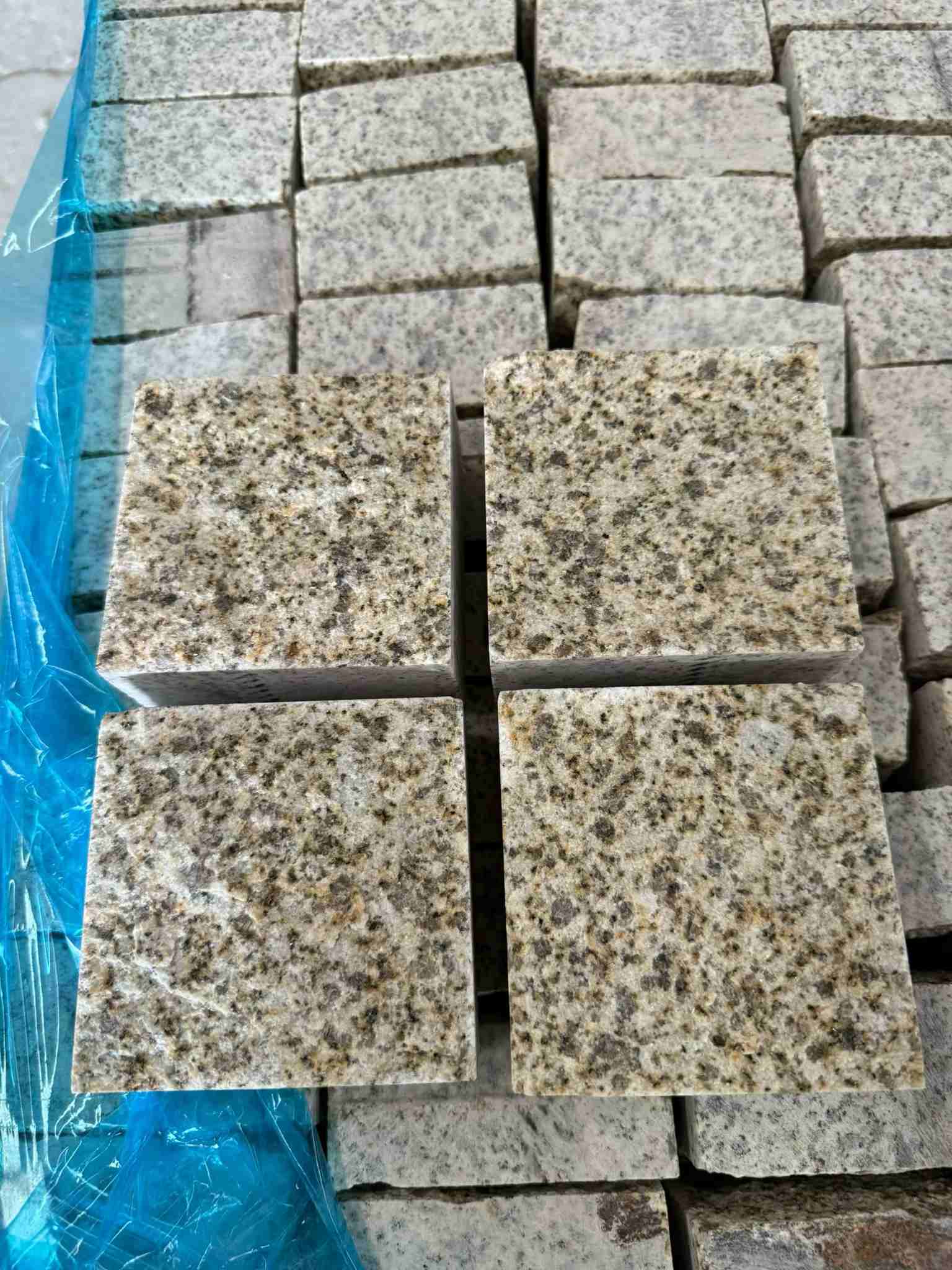 咸阳 黄金麻花岗岩自然面小方块，弹石，马蹄石等