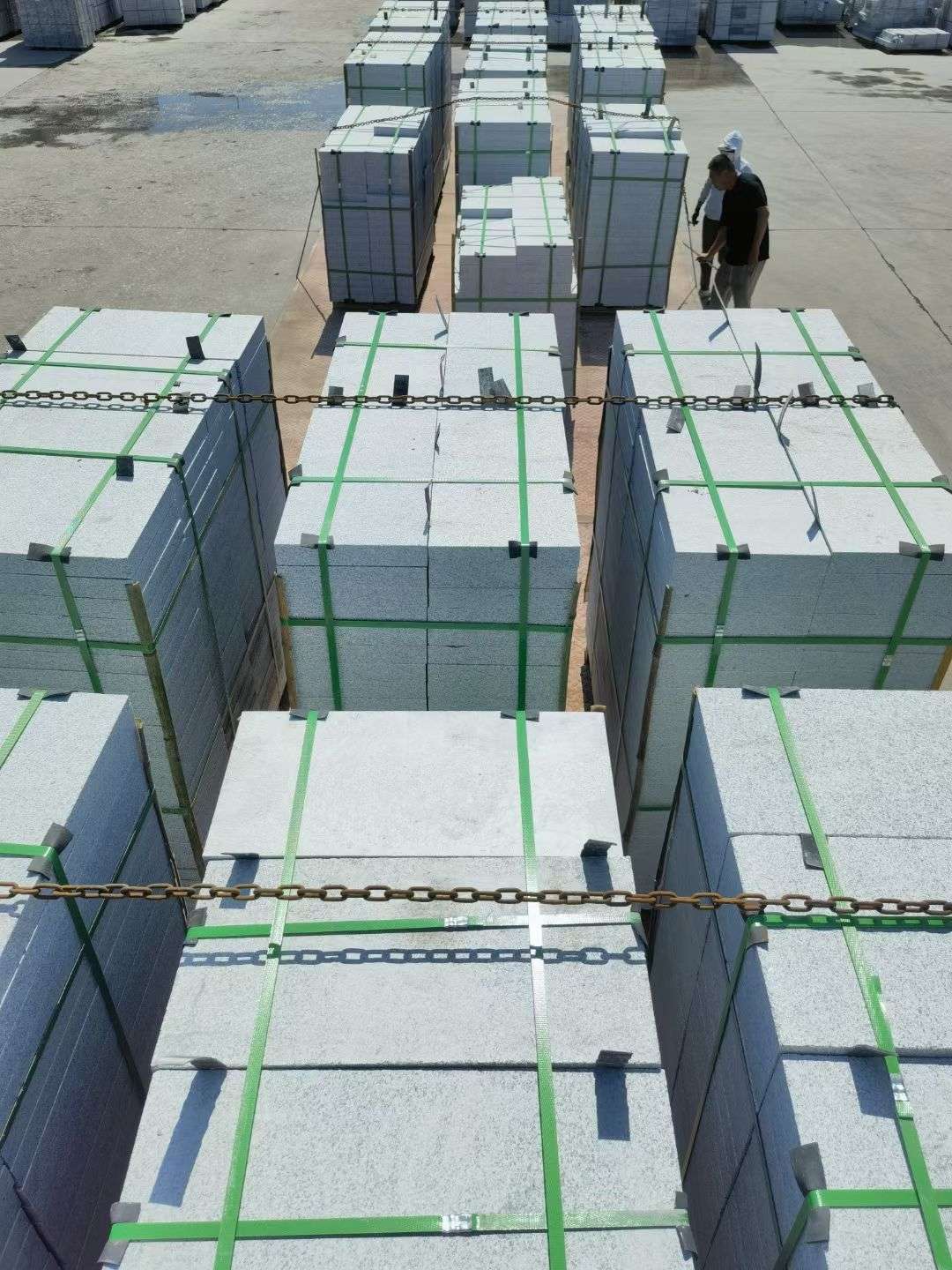 咸阳 芝麻白花岗岩5公分地铺石 花岗岩厂家工厂装车日常