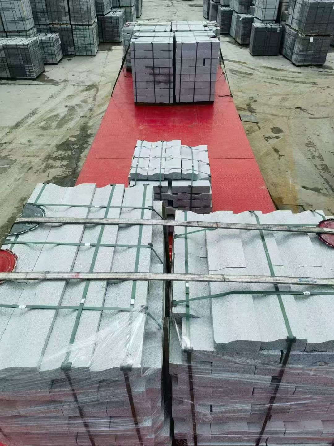 咸阳 芝麻白仿形加直形路沿石出货日常