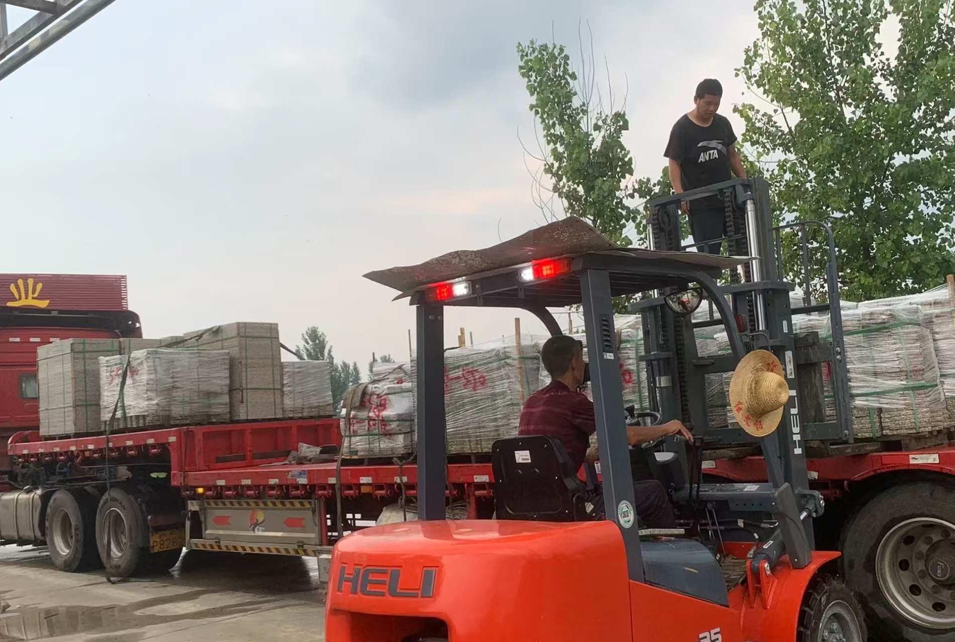 咸阳 黄金麻冰裂纹，地铺石装车