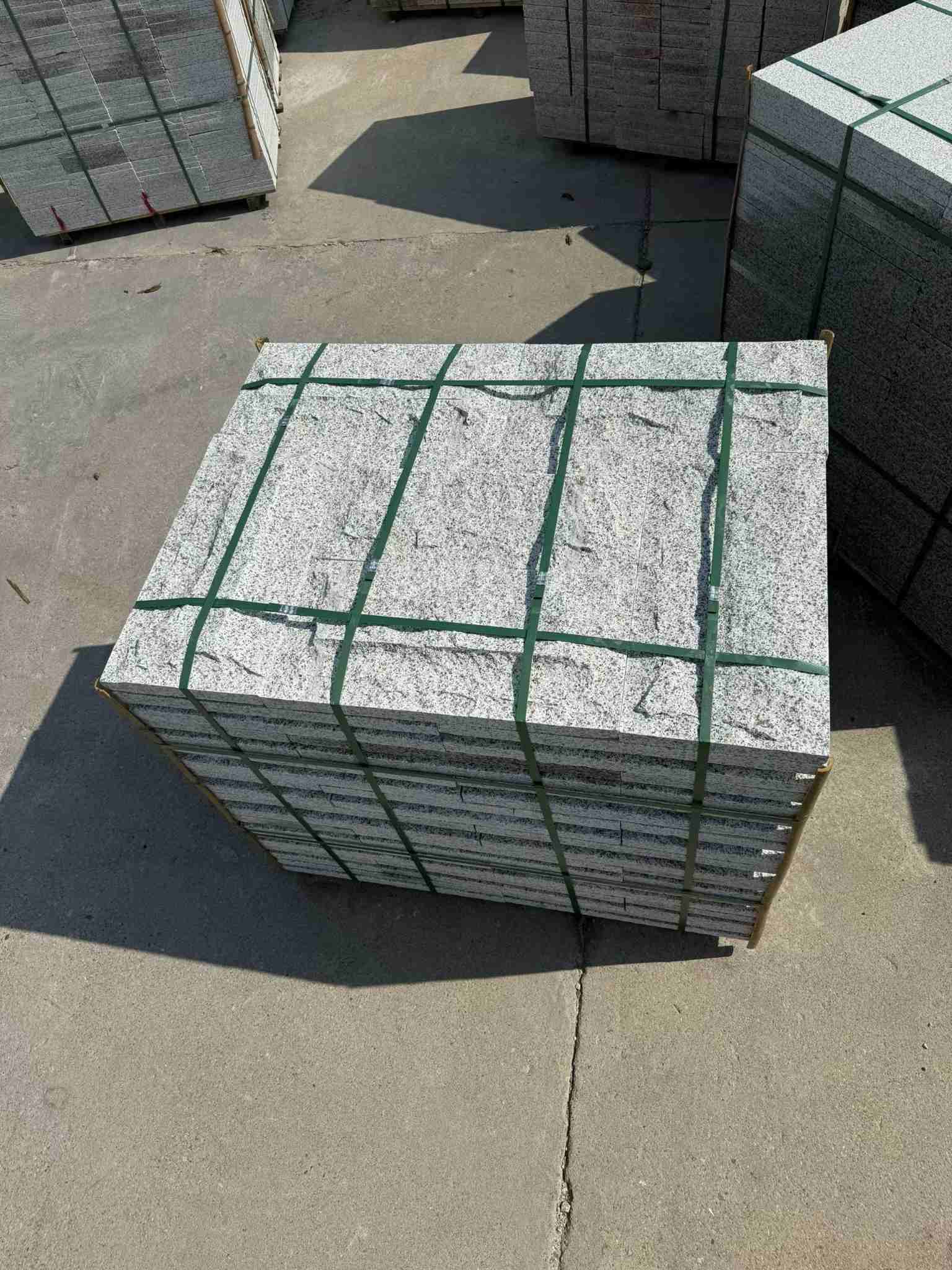 咸阳 白麻花岗岩石材自然面蘑菇石成品