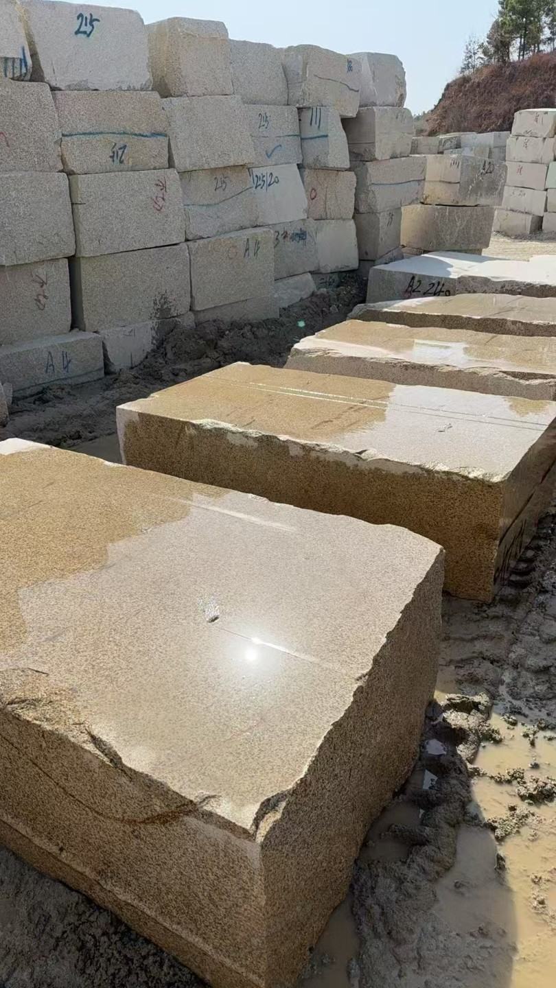 咸阳 黄金麻方料堆场洗料分选中，原材料充足