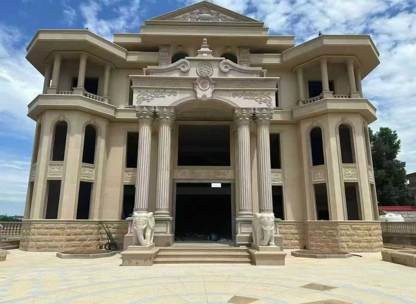 咸阳 黄金麻别墅外墙干挂，大柱，大象，蘑菇石，雕花板