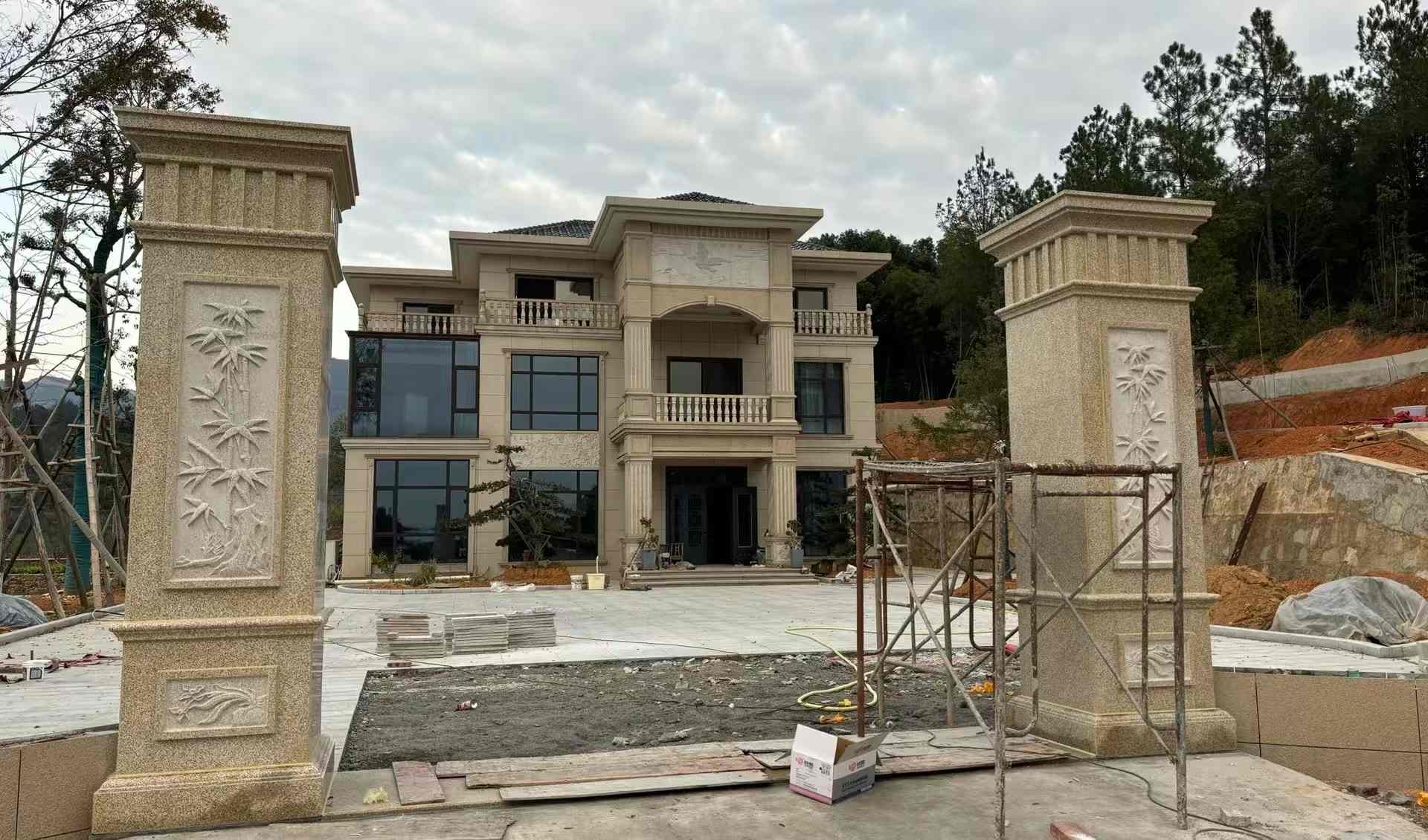 咸阳 黄金麻花岗岩别墅雕花外墙干挂配上门口雕花罗马柱