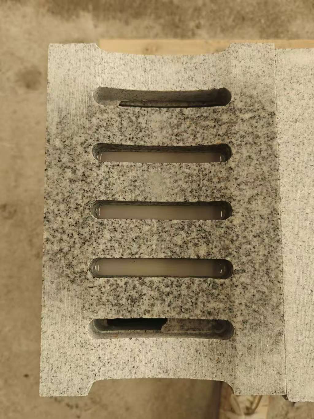 咸阳 芝麻白拉丝面花岗岩U型开槽排水槽